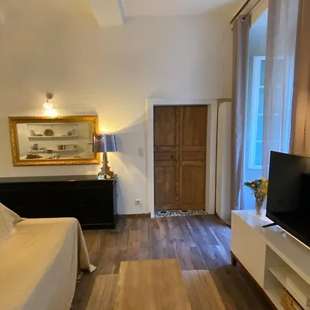 Climatise Avec Parking Prive Au Coeur De La Vieille Apartmán