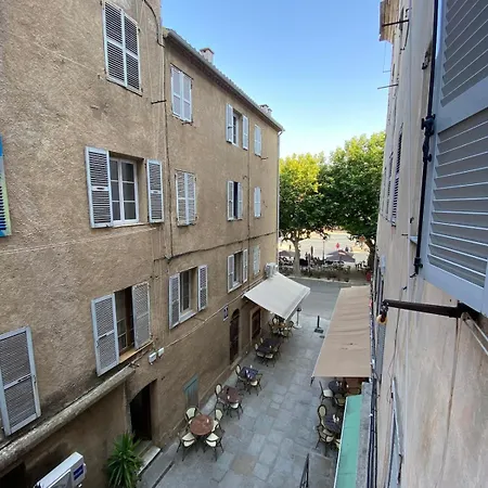 Climatise Avec Parking Prive Au Coeur De La Vieille Apartmán