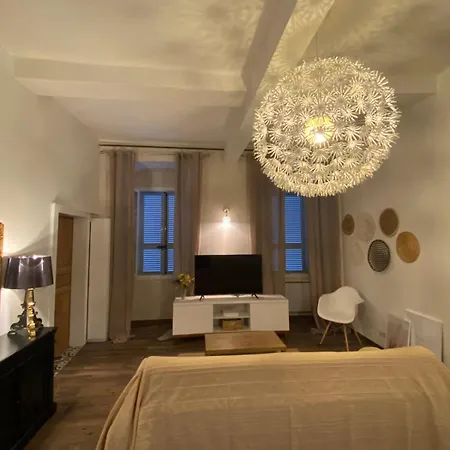 Climatise Avec Parking Prive Au Coeur De La Vieille Apartmán
