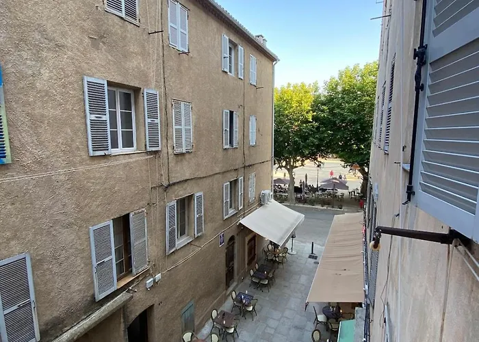 Climatise Avec Parking Prive Au Coeur De La Vieille Lejlighed